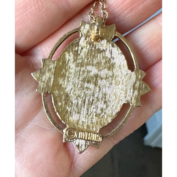 Rose porcelain cameo pendant Gold tone Vintage Sarah Coventry Necklace - Picture 3 of 3